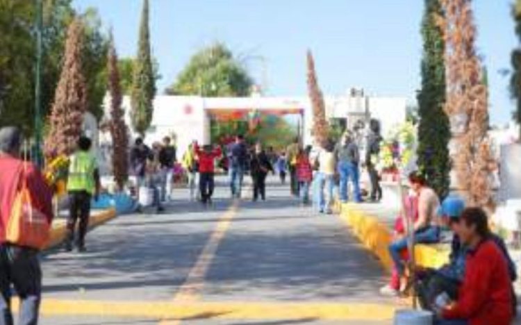 Acuden familias neolaredenses y de la región a panteones por Día de Muertos