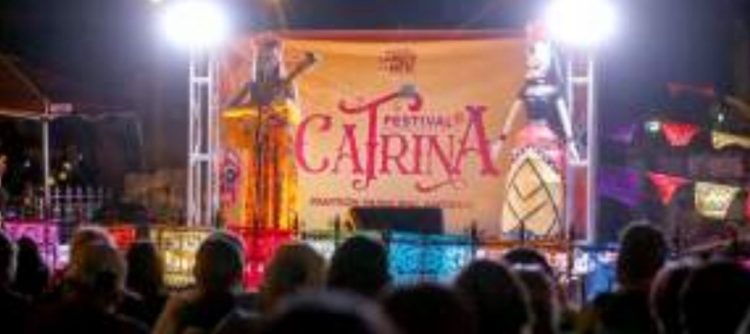 Disfrutan familias festival internacional de la Catrina en Panteón Municipal