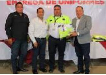 Entregan nuevos uniformes a agentes de Tránsito y Vialidad