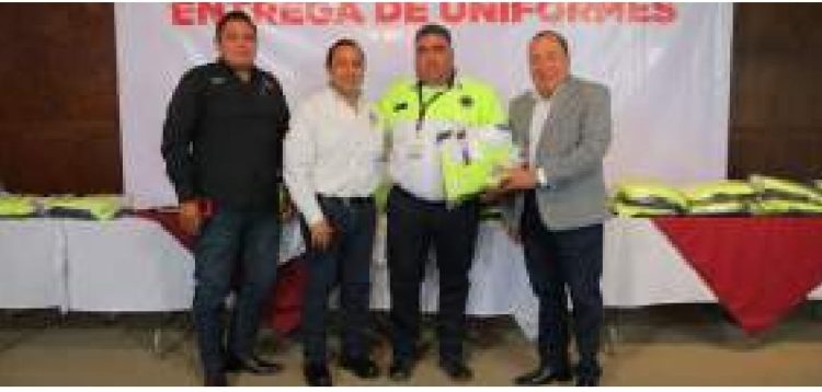 Entregan nuevos uniformes a agentes de Tránsito y Vialidad