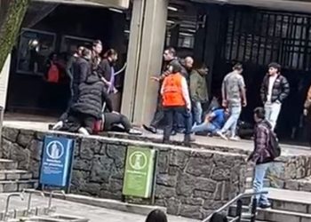 Violenta irrupción de encapuchados suspende clases en la Facultad de Contaduría y Administración de la UNAM