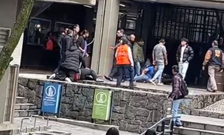 Violenta irrupción de encapuchados suspende clases en la Facultad de Contaduría y Administración de la UNAM