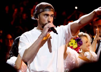 Pegó el coraje: Bad Bunny explotó contra sus fans por viralizar una rola que imita su voz con IA