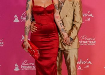 Christian Nodal se rinde ante la belleza de Cazzu con tierno gesto en plena alfombra roja de los Latin Grammy