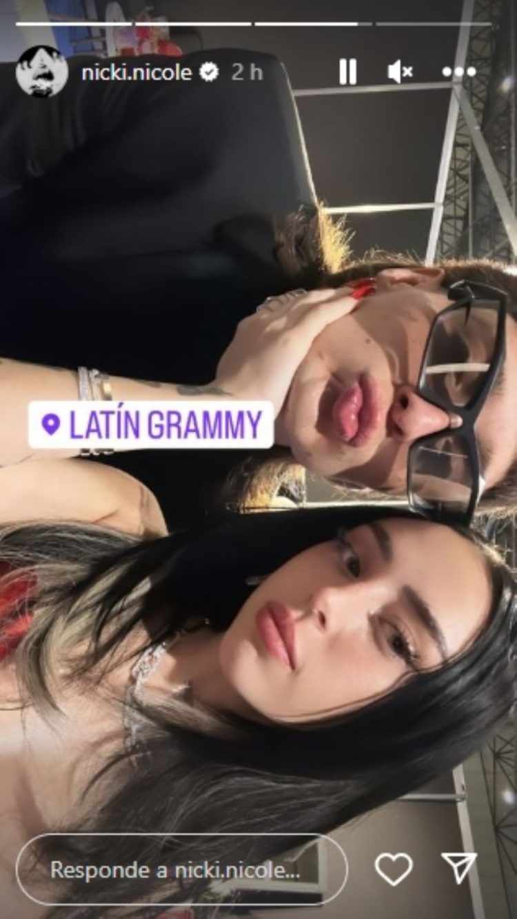Peso Pluma y Nicki Nicole tomados de la mano irradian amor en la alfombra roja de los Latin Grammy 2023