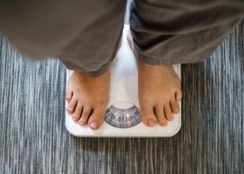 Baja de peso mientras duermes: sólo debes tomar esta bebida de dos ingredientes