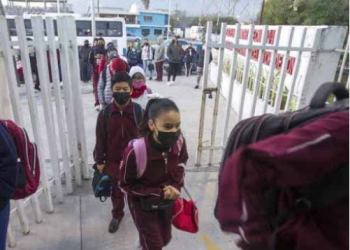 Escuelas abusan conprecio de constancias