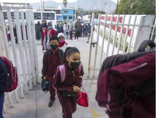 Escuelas abusan conprecio de constancias