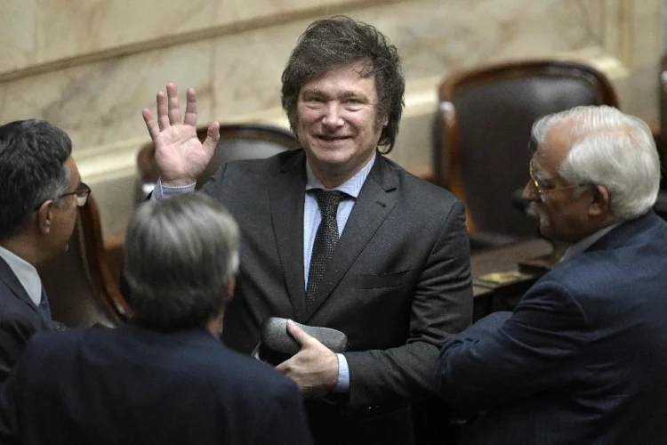 Proclaman presidente de Argentina a Javier Milei