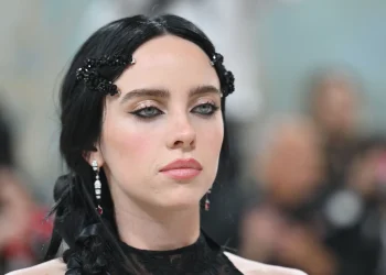 Billie Eilish explota contra críticas en redes tras salir del clóset; «déjenme en paz»