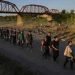 PARA DETENER MIGRACIÓN Suspenden cruces de ferrocarril en Texas