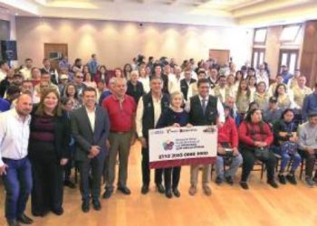 AGENCIAS GOBIERNO Y DIF ESTATAL Entregan tarjetas de pensión a personas con discapacidad