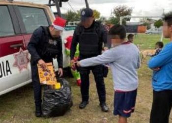 Guardia Estatal de Género entrega juguetes a niñez de Nuevo Laredo
