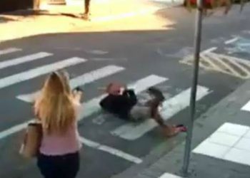 Brasil condecora a una policía que mató a tiros a un atracador en la puerta de un colegio