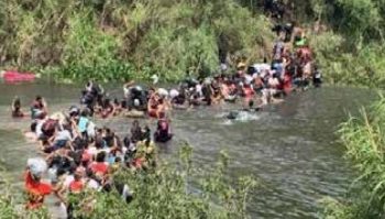 Estampida de migrantes se lanza al río Bravo en Matamoros