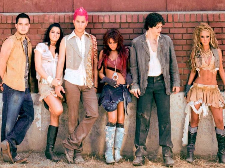 Corbatas, uniformes y estampas de estrellitas invaden el Foro Sol en el primer concierto de RBD en la CDMX