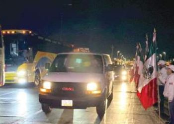 PREFIEREN NUEVO LAREDO Arriba caravana de más de 3 mil vehículos de paisanos