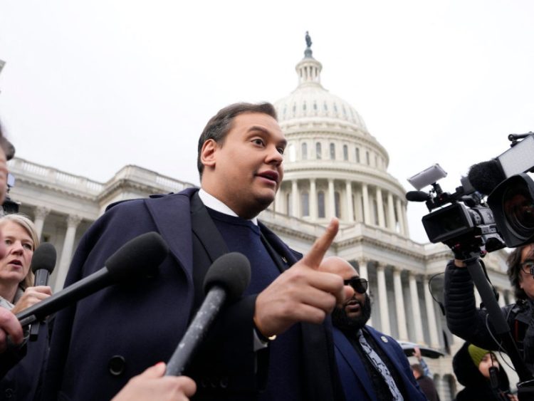 Congreso de EE. UU. destituye a George Santos por delitos financieros y múltiples mentiras