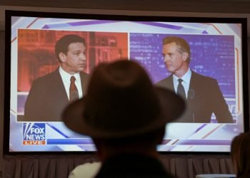 Ron DeSantis y Gavin Newsom chocan en un debate enconado y lleno de insultos