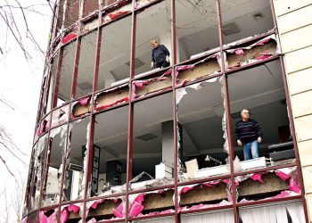 Ucrania investiga posibles ejecuciones militares; continúan los bombardeos rusos en la región