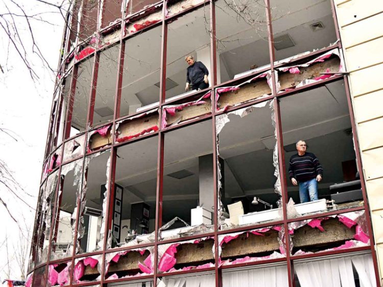 Ucrania investiga posibles ejecuciones militares; continúan los bombardeos rusos en la región