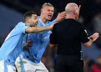 Manchester City enfrenta posible sanción por protestas contra el árbitro