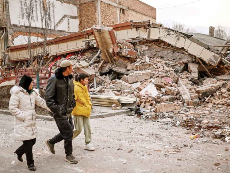 Terremoto de 6.2 grados sacude China dejando más de cien muertos y cientos de heridos