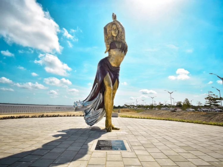 Shakira se emociona ante su monumental estatua en Barranquilla