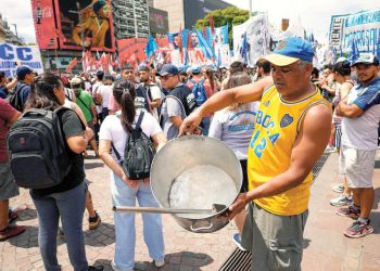 Javier Milei firma decreto que podría afectar a 7 mil trabajadores públicos en Argentina