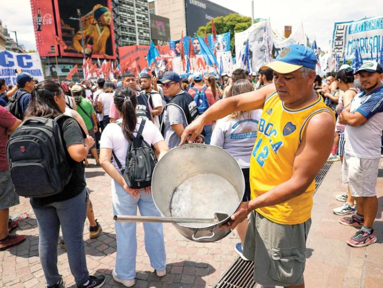 Javier Milei firma decreto que podría afectar a 7 mil trabajadores públicos en Argentina
