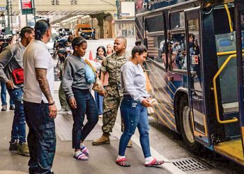 Conflictos por la Llegada de Migrantes a Ciudades Demócratas Colapsan la Política Local