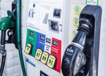 Precios del Petróleo Cerca de Mínimos al Cierre del Año, a pesar de Conflictos Geopolíticos