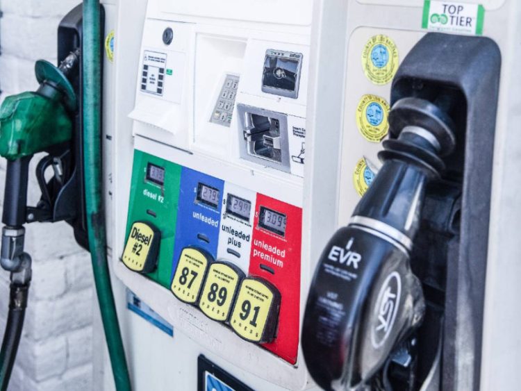 Precios del Petróleo Cerca de Mínimos al Cierre del Año, a pesar de Conflictos Geopolíticos