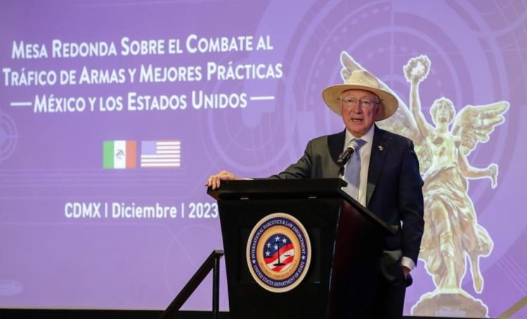 Ken Salazar reconoce que el 70% de armas que llegan a México provienen de su país