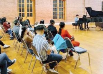 Muestran hermanos su talento al piano