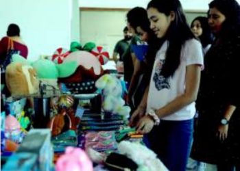 Ciudadanía compra regalos en “Bazar Navideño”
