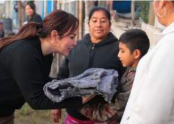 ALCALDESA CARMEN LILIA Entrega apoyo invernal a familias de la periferia