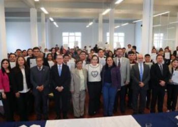 ESTUDIANTES DEL TEC RECIBEN BENEFICIOS Carmen Lilia Canturosas entrega títulos a universitarios