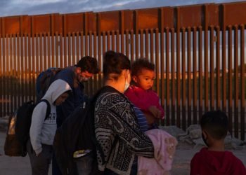 Demócratas Instan a Biden a Desplegar Soldados en la Frontera para Manejar el Flujo Migratorio