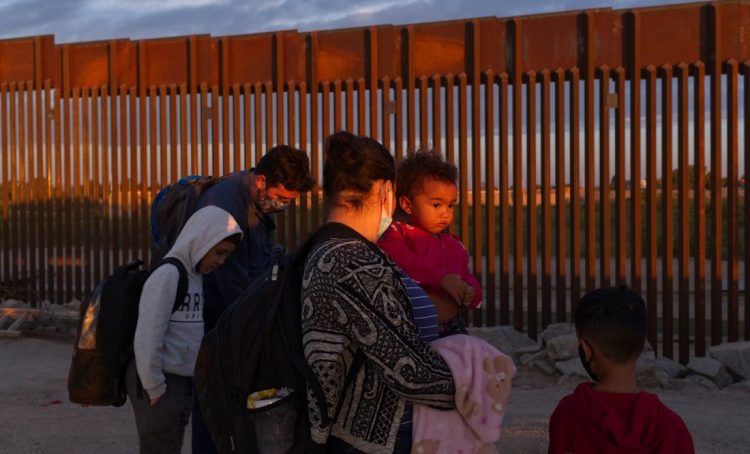 Demócratas Instan a Biden a Desplegar Soldados en la Frontera para Manejar el Flujo Migratorio