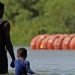 GOBERNADOR ORDENÓ COLOCARLAS EN EL RÍO Ordena Corte a Texas quitar ‘muro flotante’