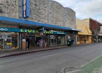 NI CON AFLUENCIA DE PAISANOS Puentes llenos, centro de Laredo Texas vacío