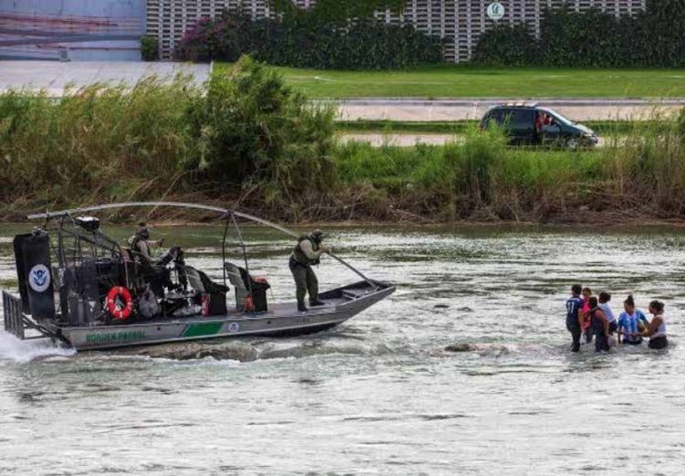 LE SALVA LA VIDA Agente salta al río rescata a migrante