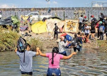 AL INGRESAR EN EU Prohíben separar a padres e hijos migrantes