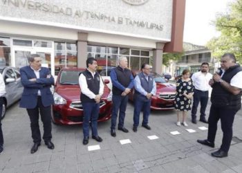 Entrega rector Dámaso Anaya vehículos del sorteo en beneficio del SUTUAT