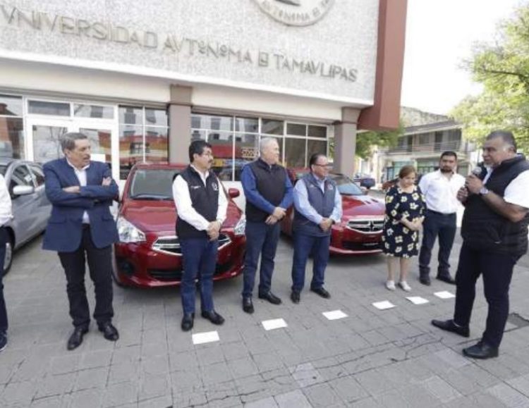 Entrega rector Dámaso Anaya vehículos del sorteo en beneficio del SUTUAT