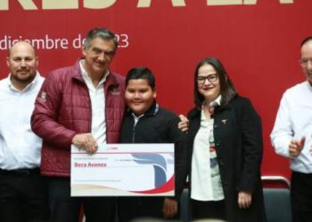 ENTREGA GOBERNADOR 117 mdp en becas y reconoce a los alumnos destacados de Tamaulipas