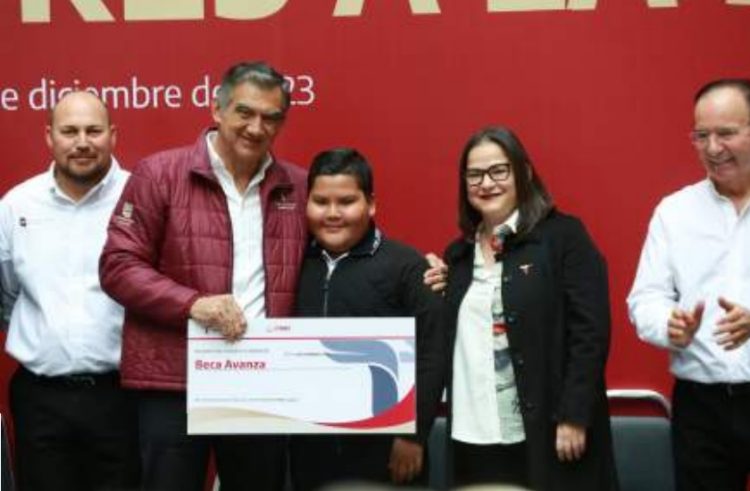 ENTREGA GOBERNADOR 117 mdp en becas y reconoce a los alumnos destacados de Tamaulipas
