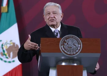 AMLO critica el cobro por manifestarse en Argentina y destaca libertad de expresión en México