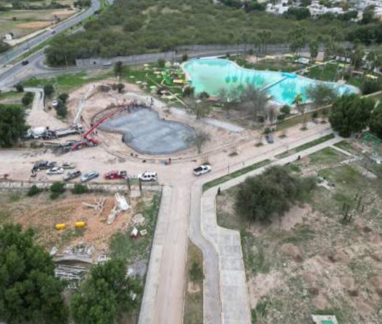 AVANZA REMODELACIÓN DEL PARQUE VIVEROS Inicia instalación de juegos en zona de área acuática